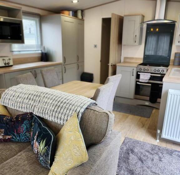 Luxury New 3 Bed Caravan With Stunning Sea View On Private Beach In Thorness Bay