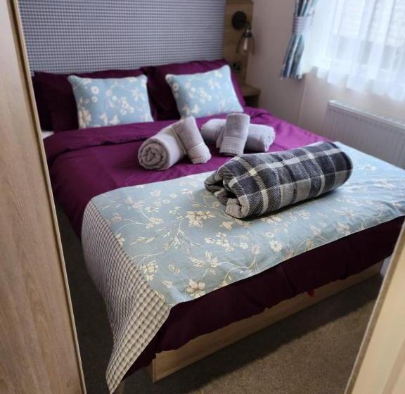 Luxury New 3 Bed Caravan With Stunning Sea View On Private Beach In Thorness Bay