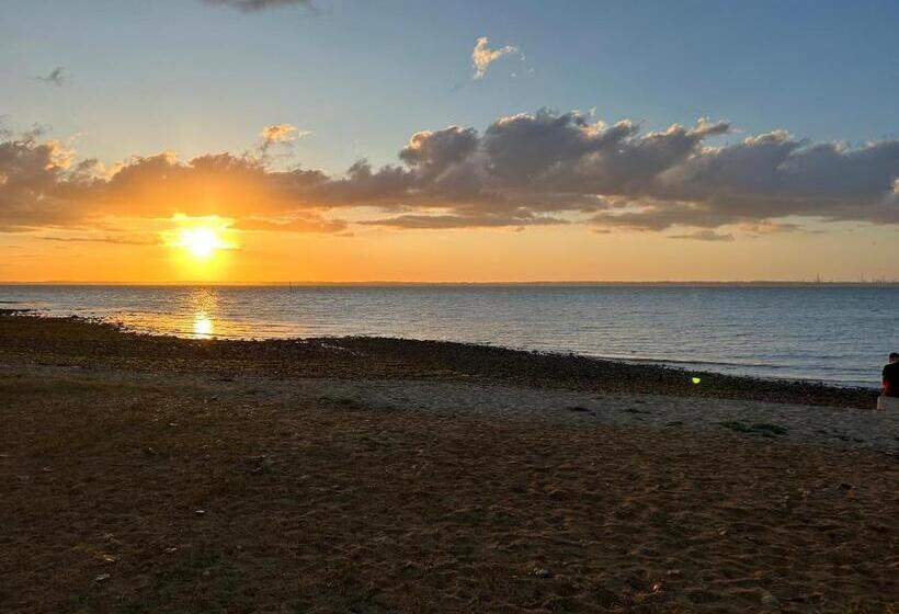 Luxury New 3 Bed Caravan With Stunning Sea View On Private Beach In Thorness Bay