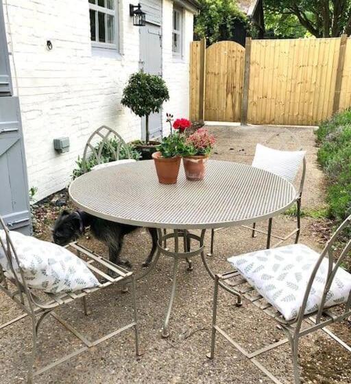 Vineyard Cottage, Hartest   2 Bed With Parking