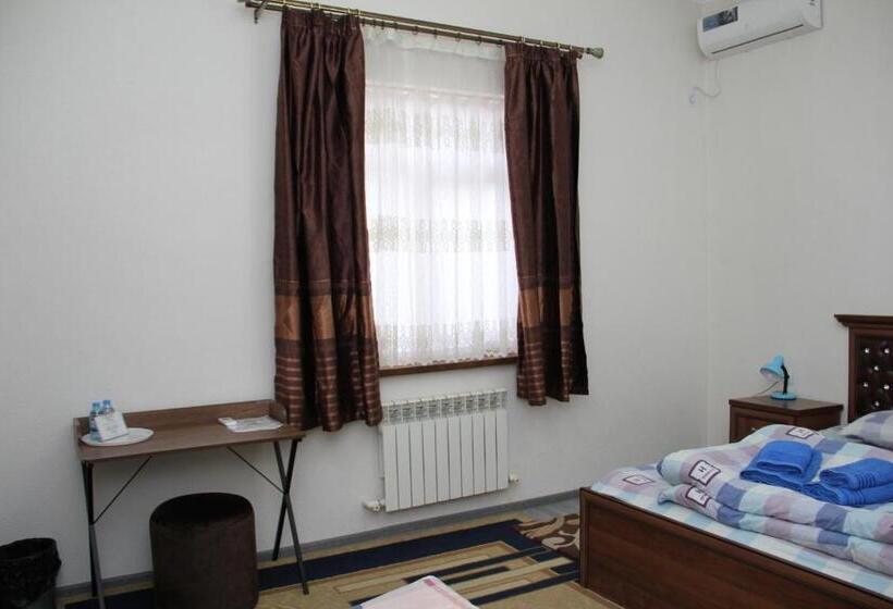 膳宿费 Chinara Guest House Airport