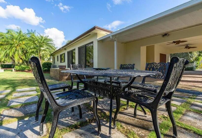 The Garden House Hot Tub Pool And Lush Garden Oasis