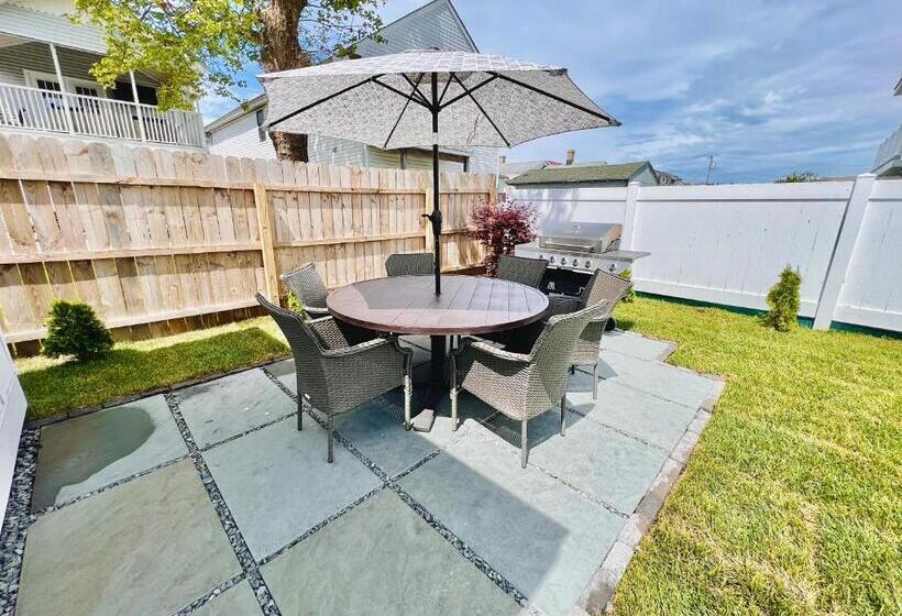 Unique Wildwood 3 Br 1,5 Ba Entire House In The Heart Of Wildwood!