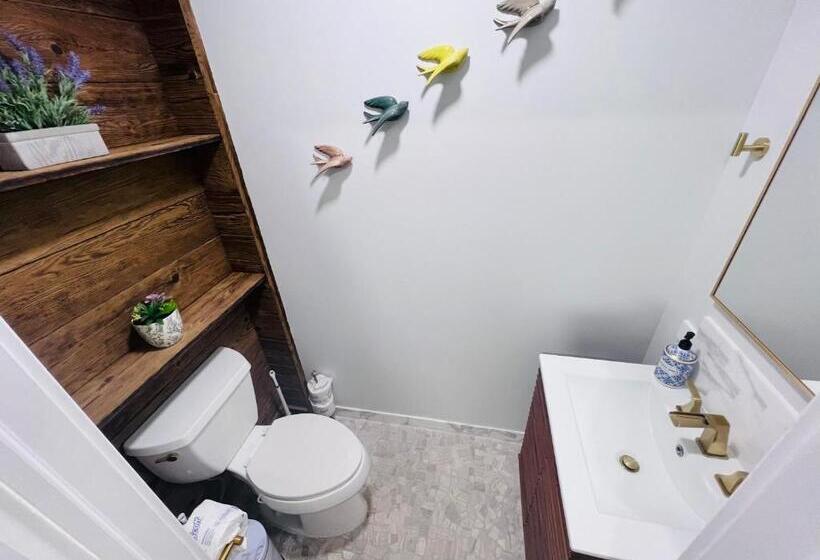 Unique Wildwood 3 Br 1,5 Ba Entire House In The Heart Of Wildwood!