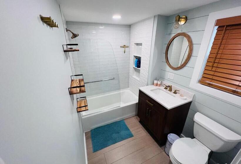 Unique Wildwood 3 Br 1,5 Ba Entire House In The Heart Of Wildwood!