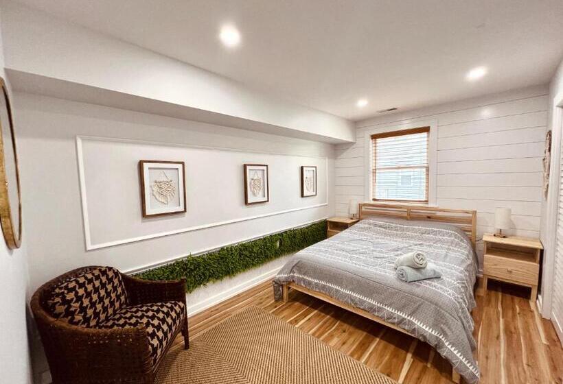 Unique Wildwood 3 Br 1,5 Ba Entire House In The Heart Of Wildwood!