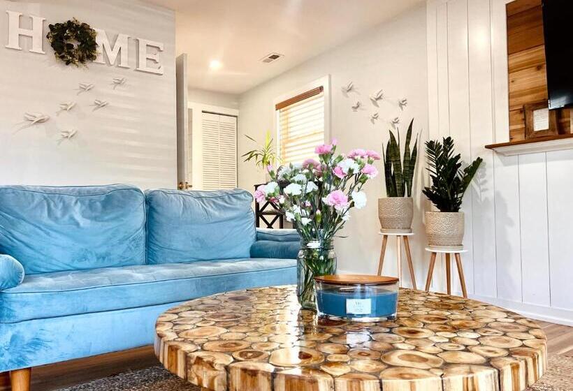 Unique Wildwood 3 Br 1,5 Ba Entire House In The Heart Of Wildwood!