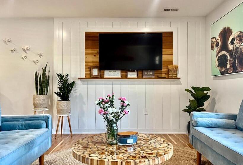 Unique Wildwood 3 Br 1,5 Ba Entire House In The Heart Of Wildwood!