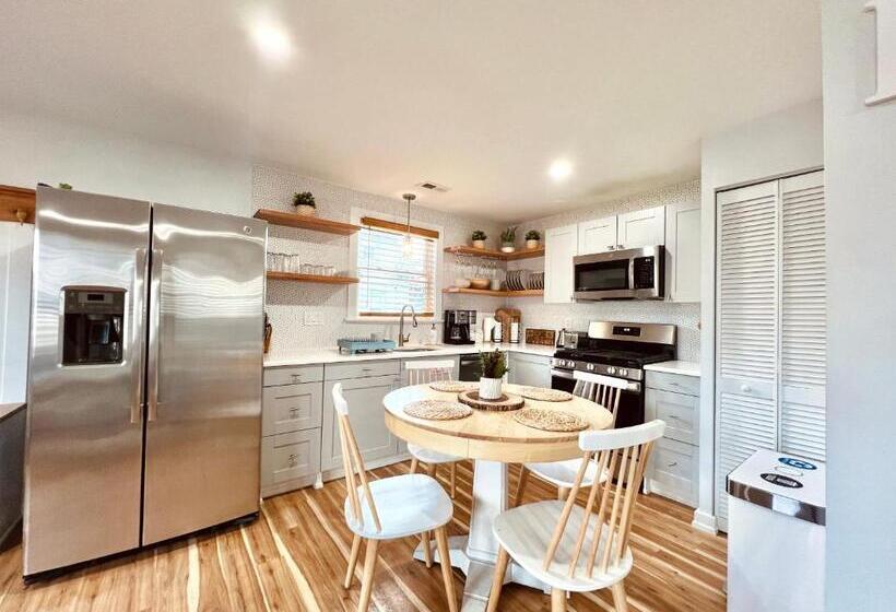 Unique Wildwood 3 Br 1,5 Ba Entire House In The Heart Of Wildwood!