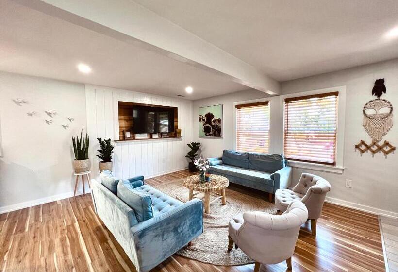 Unique Wildwood 3 Br 1,5 Ba Entire House In The Heart Of Wildwood!