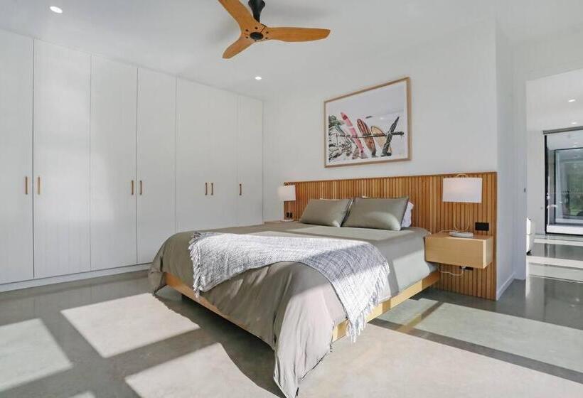 Beachfront Escape   6 Bedroom, Pool & Beach Access