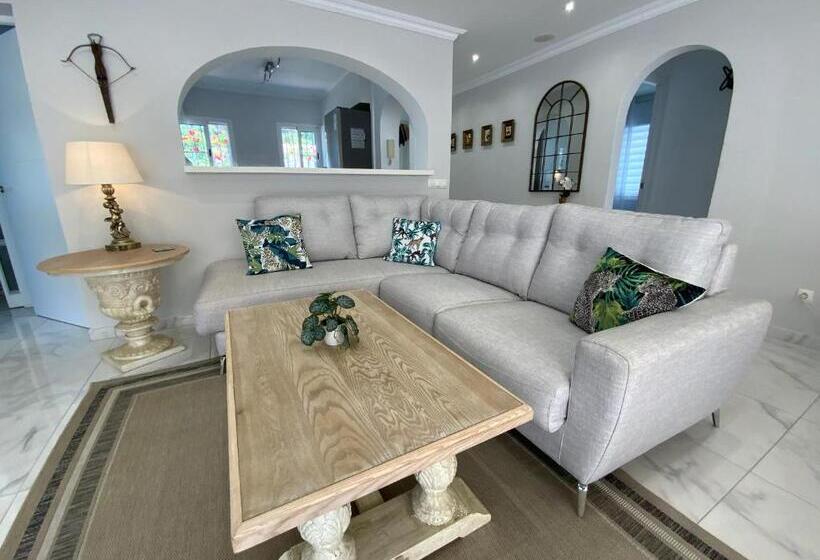 Family Villa With Pool, Walk To Beach, Restaurants And Shopping