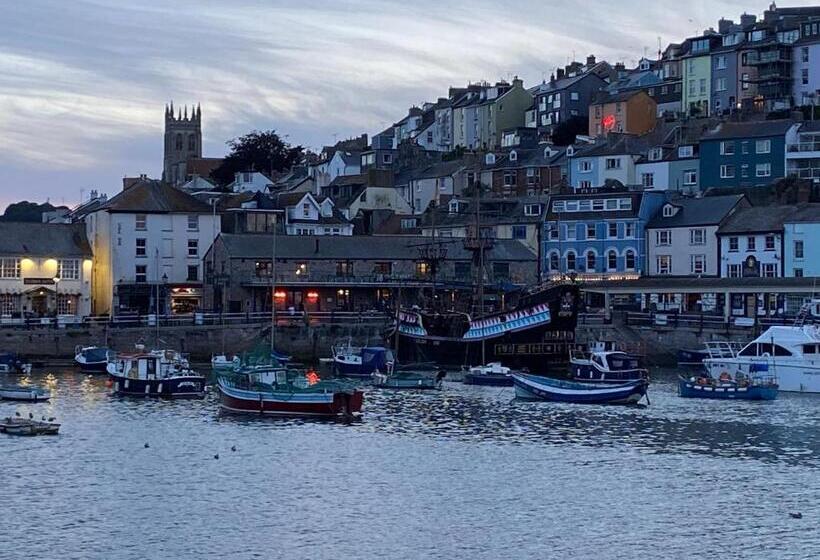 Harbour View Ground Floor Flat With Private Parking, Only 5 Mins Walk To Harbour