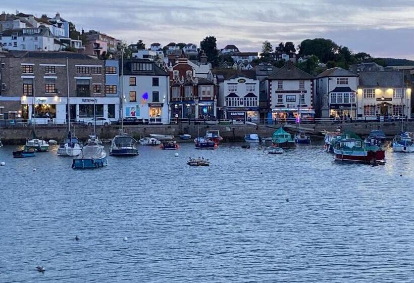 Harbour View Ground Floor Flat With Private Parking, Only 5 Mins Walk To Harbour