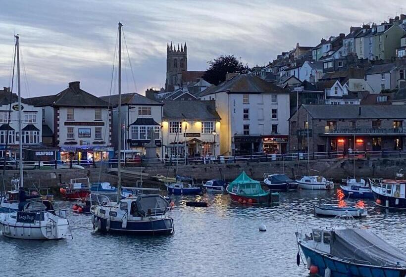 Harbour View Ground Floor Flat With Private Parking, Only 5 Mins Walk To Harbour