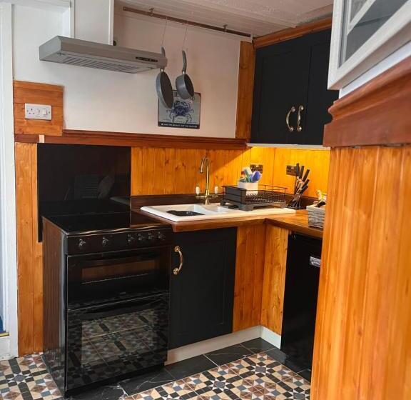 Harbour View Ground Floor Flat With Private Parking, Only 5 Mins Walk To Harbour