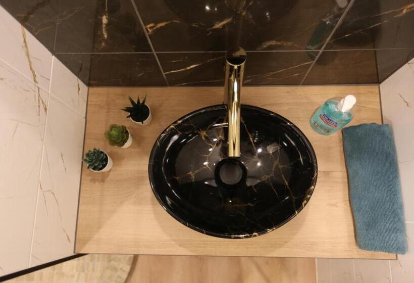 Modern 2 Room Apartment Free Parking Netflix