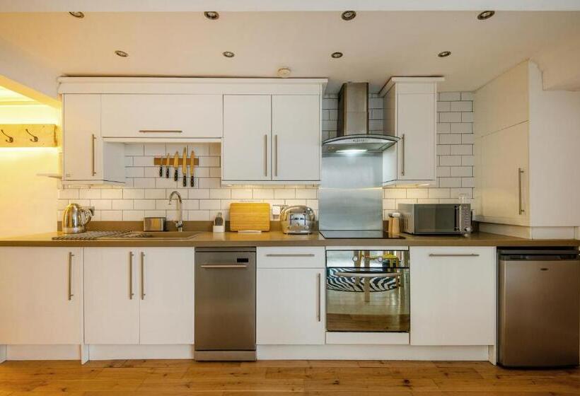 Newly Refurbished  Stylish Apartment 5 Minutes From Station W Garden