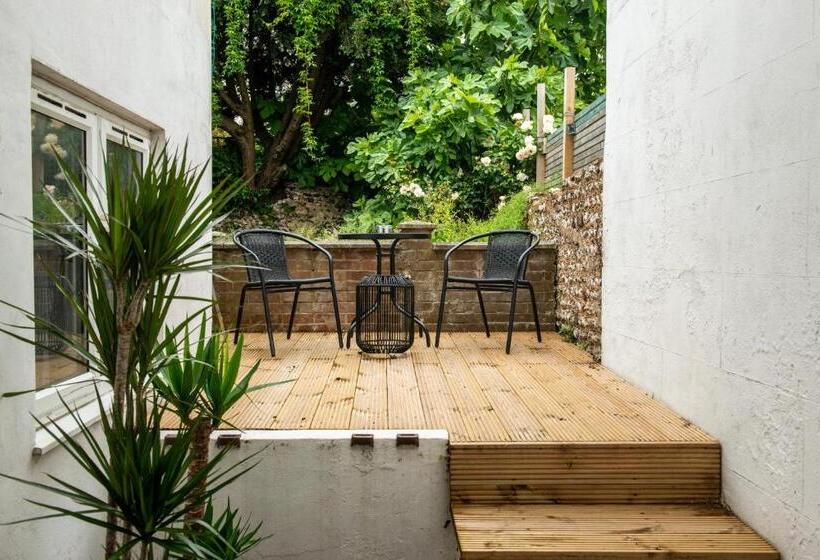 Newly Refurbished  Stylish Apartment 5 Minutes From Station W Garden