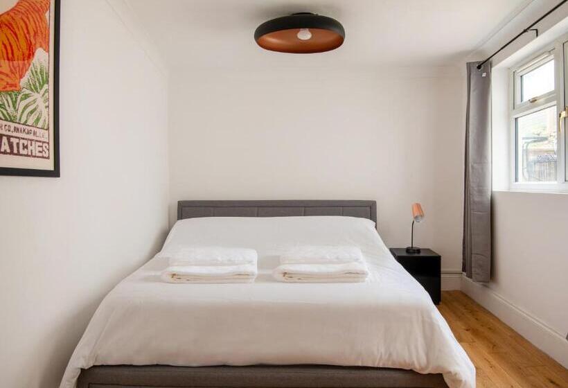 Newly Refurbished  Stylish Apartment 5 Minutes From Station W Garden