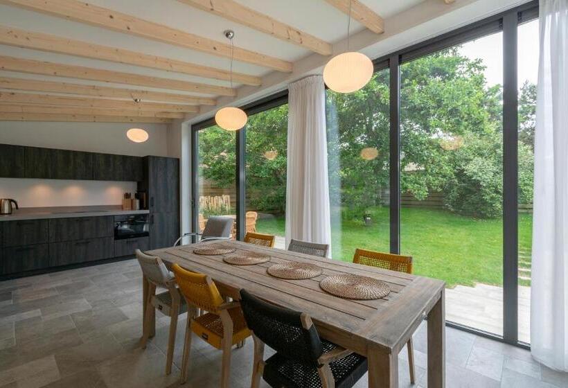 Attractive Home With Terrace