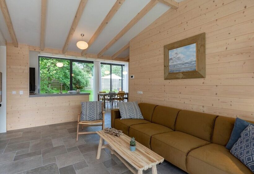 Attractive Home With Terrace