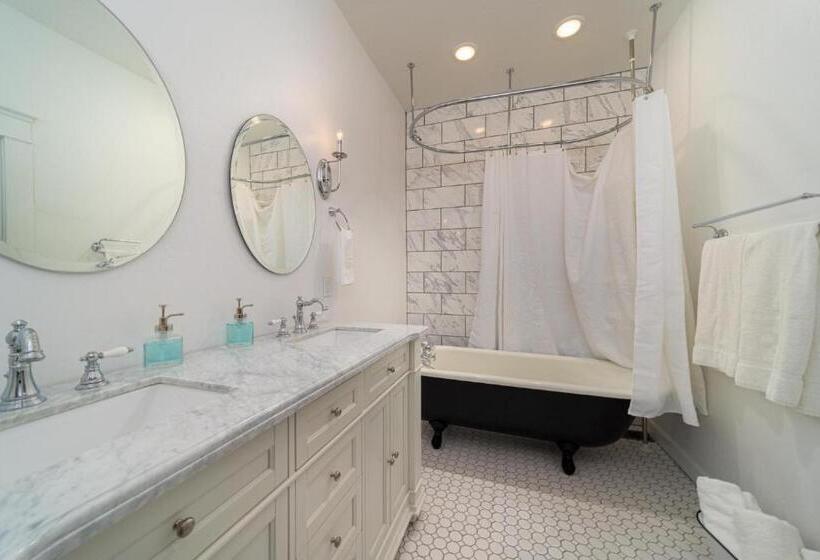 Relax At This Charming And Cozy Downtown Retreat