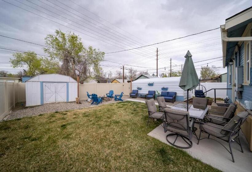 Relax At This Charming And Cozy Downtown Retreat