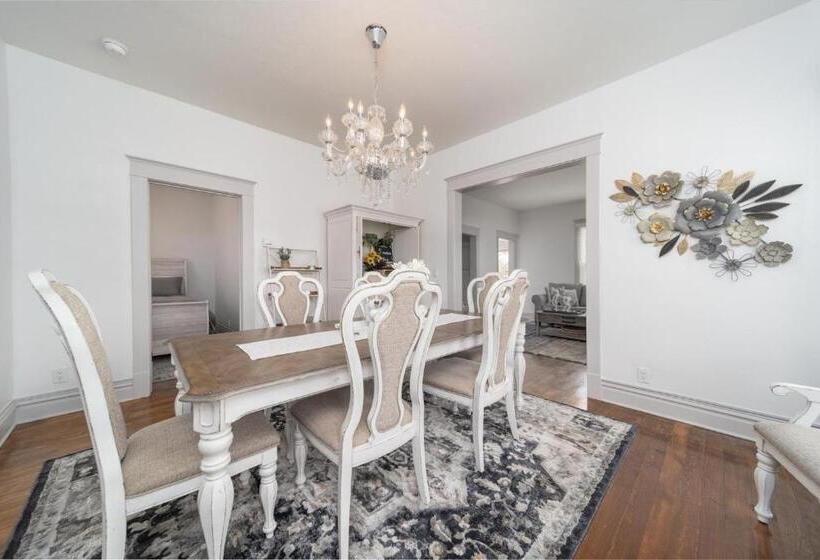 Relax At This Charming And Cozy Downtown Retreat