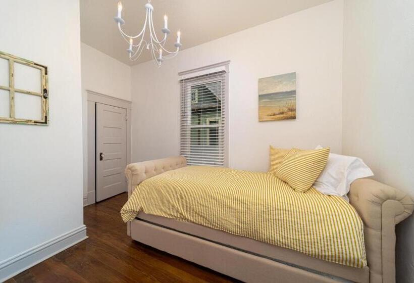 Relax At This Charming And Cozy Downtown Retreat