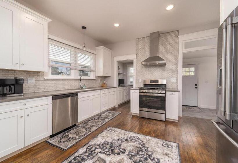 Relax At This Charming And Cozy Downtown Retreat