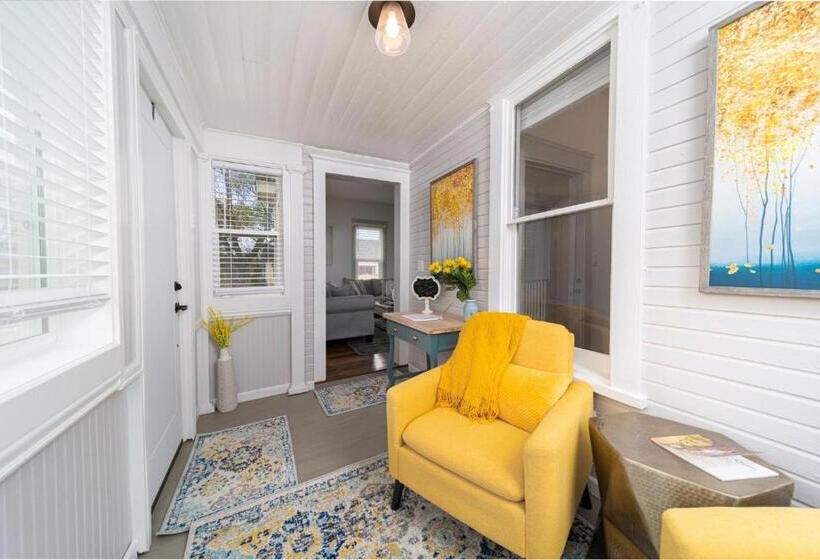 Relax At This Charming And Cozy Downtown Retreat