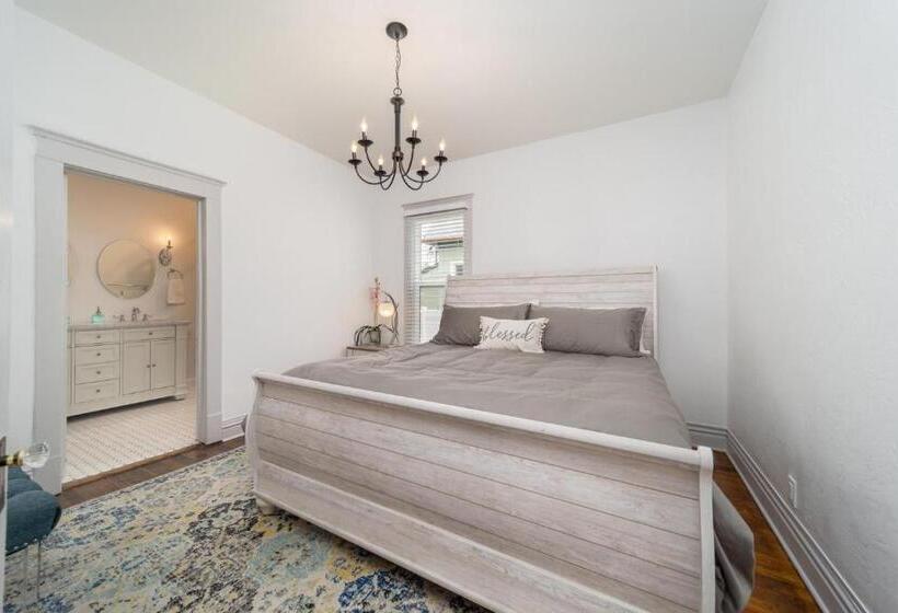 Relax At This Charming And Cozy Downtown Retreat