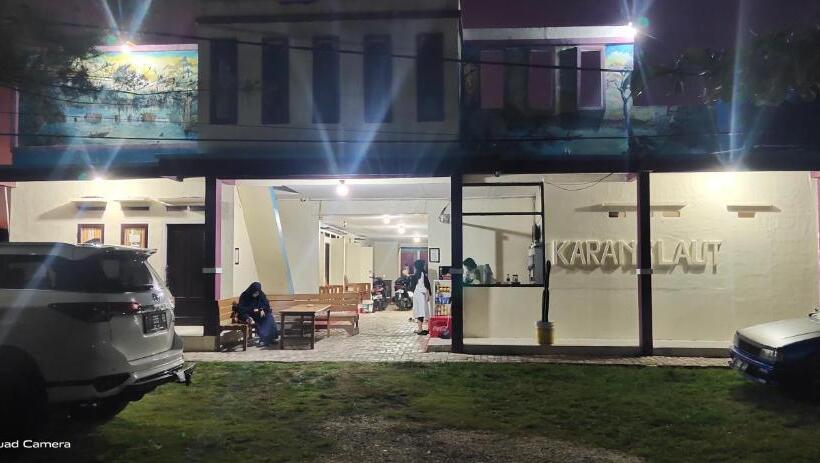 ユースホステル Penginapan Karanglaut Santolo