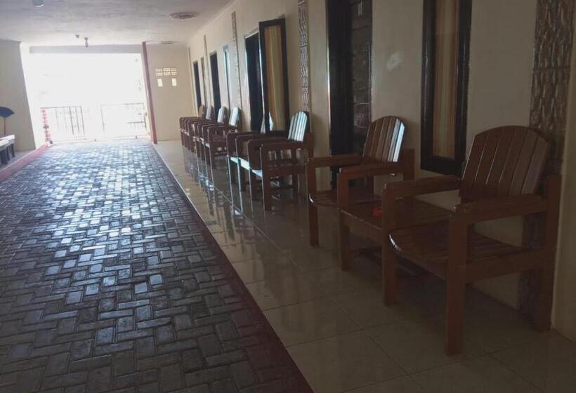 ユースホステル Penginapan Karanglaut Santolo