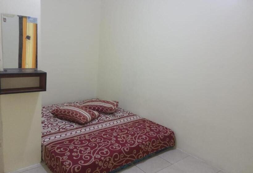 ユースホステル Penginapan Karanglaut Santolo