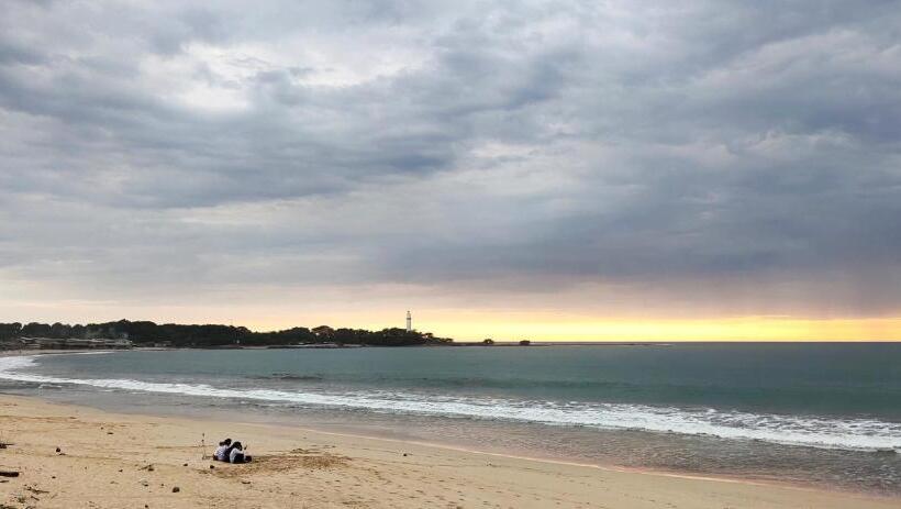 ユースホステル Penginapan Karanglaut Santolo