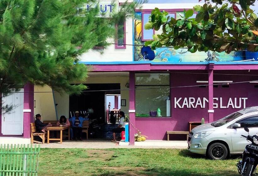 ユースホステル Penginapan Karanglaut Santolo