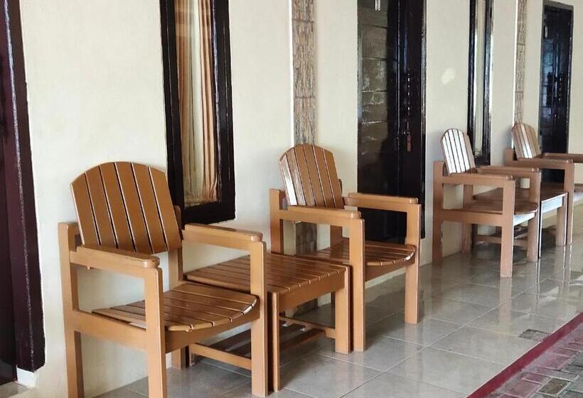 ユースホステル Penginapan Karanglaut Santolo