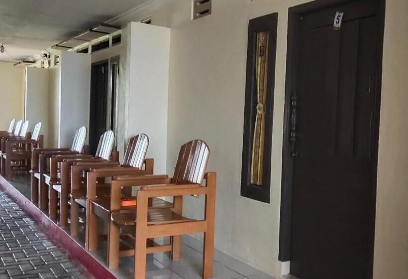 ユースホステル Penginapan Karanglaut Santolo