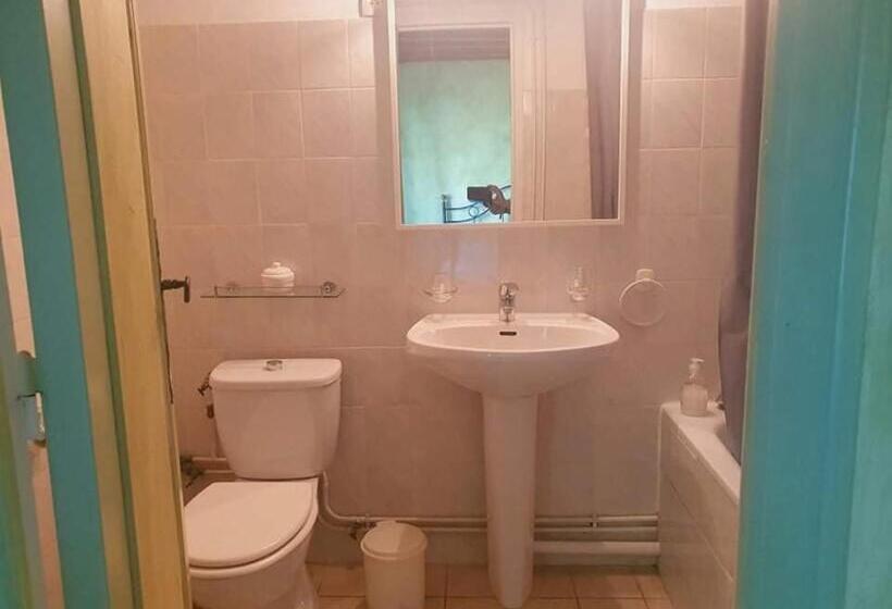 ベッドアンドブレックファースト Ferme équestre & Chambres D Hôtes Gateau Stables Proche Guédelon