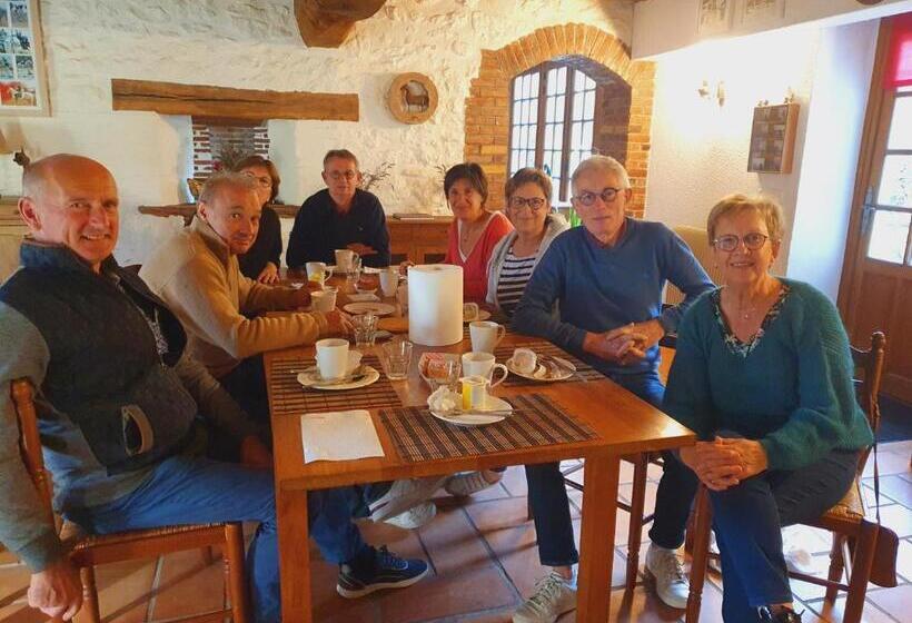 ベッドアンドブレックファースト Ferme équestre & Chambres D Hôtes Gateau Stables Proche Guédelon