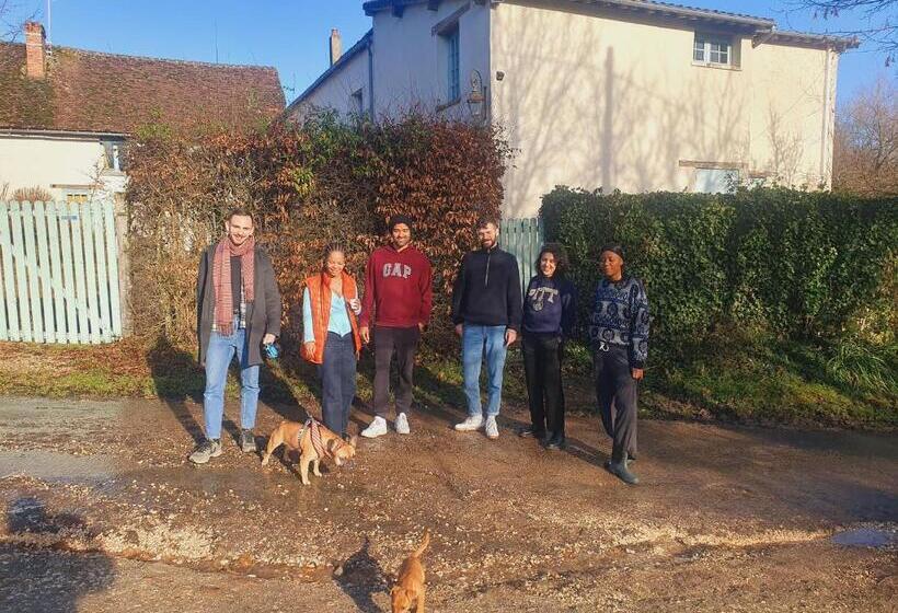 ベッドアンドブレックファースト Ferme équestre & Chambres D Hôtes Gateau Stables Proche Guédelon