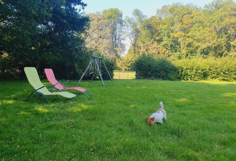 ベッドアンドブレックファースト Ferme équestre & Chambres D Hôtes Gateau Stables Proche Guédelon