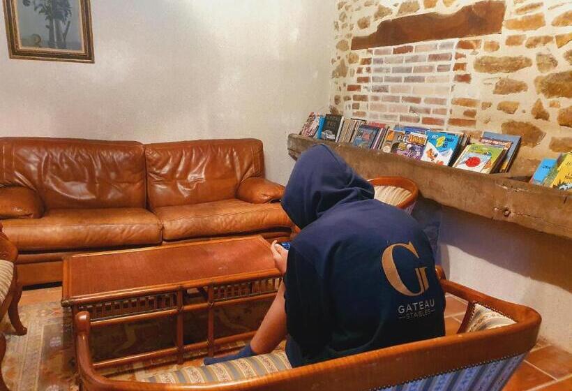 ベッドアンドブレックファースト Ferme équestre & Chambres D Hôtes Gateau Stables Proche Guédelon