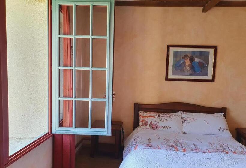 ベッドアンドブレックファースト Ferme équestre & Chambres D Hôtes Gateau Stables Proche Guédelon