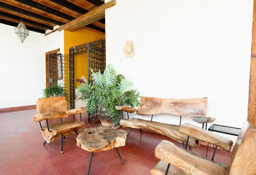 Отель Casa I. Madero