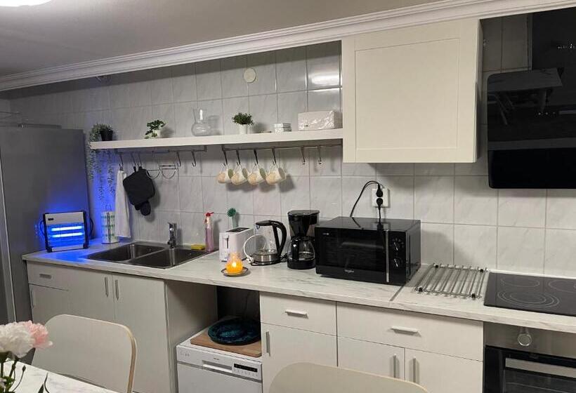 Moonlight   Trevlig Källarlägenhet