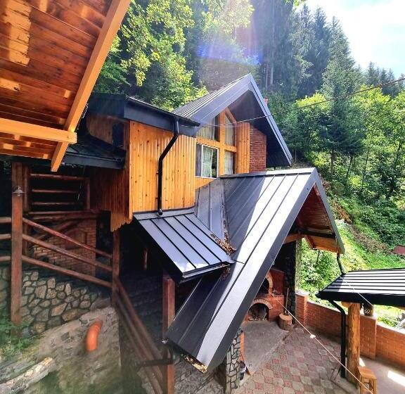 פנסיון Căbănuța Cocoțată