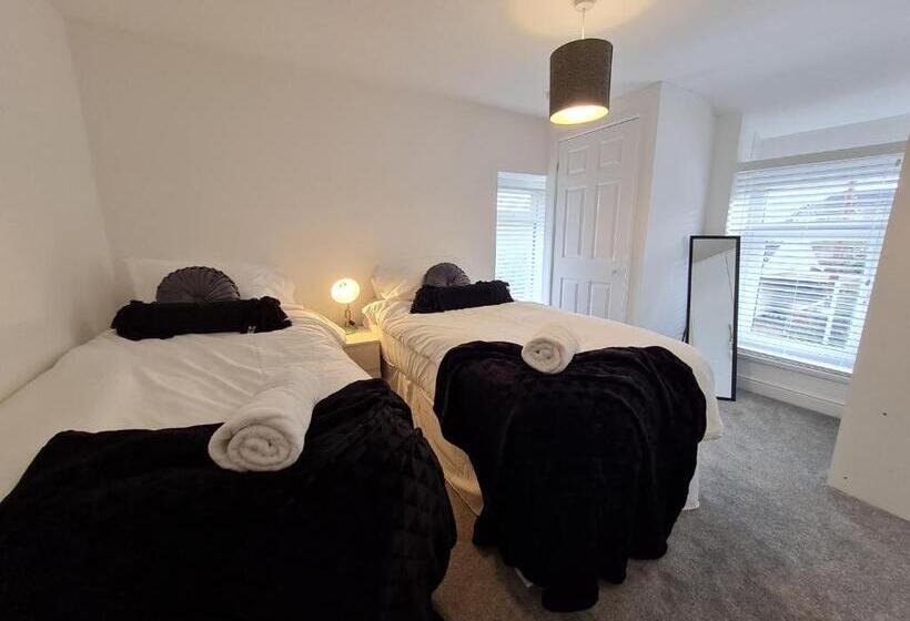 Perfect Location 3 Bed Serviced Apartment With Bike Storage For Bpw. Close To Brecon Beacons